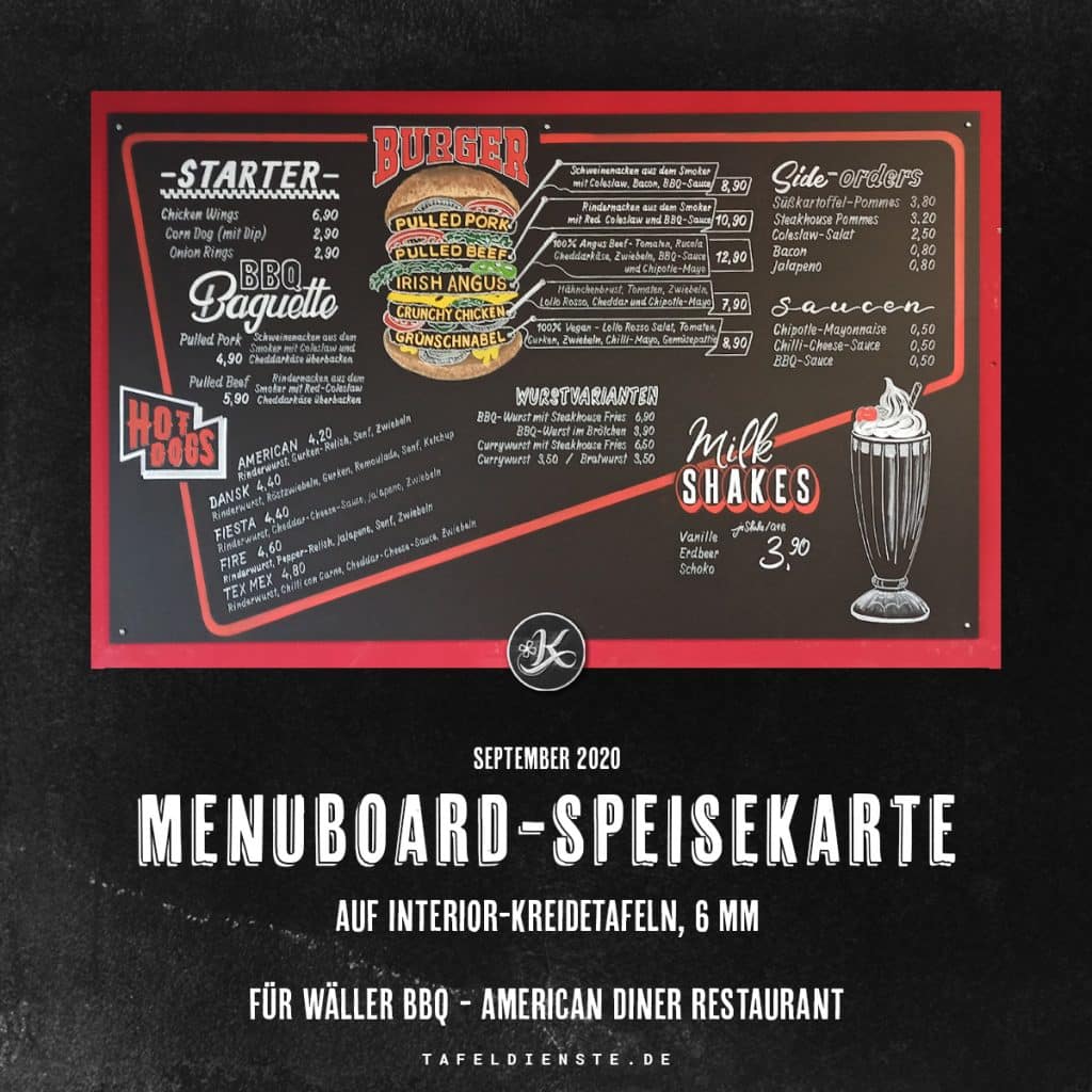 Farbakzente und Preisübersicht auf Menü-Kreidetafel für American Diner